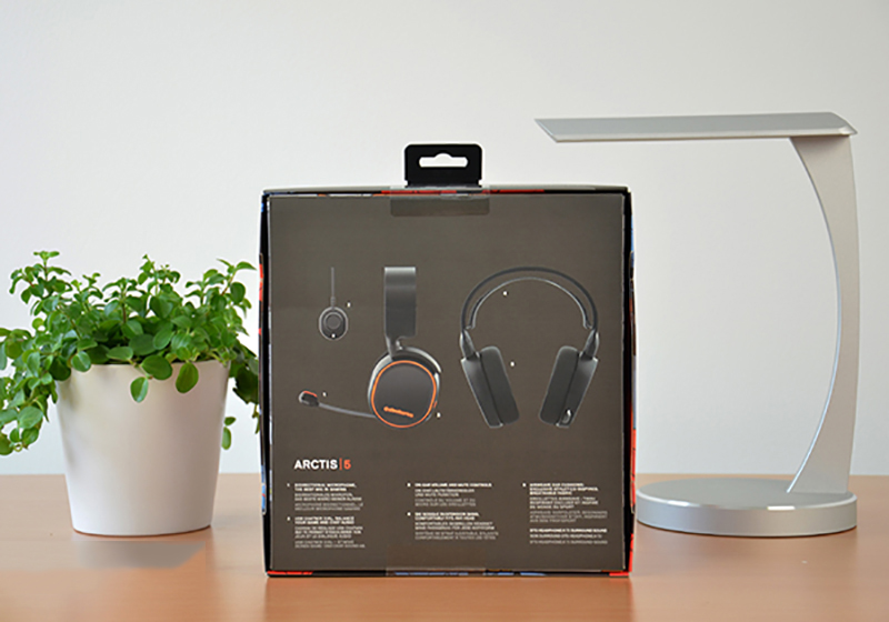Chiếc tai nghe SteelSeries Arctis 5 1