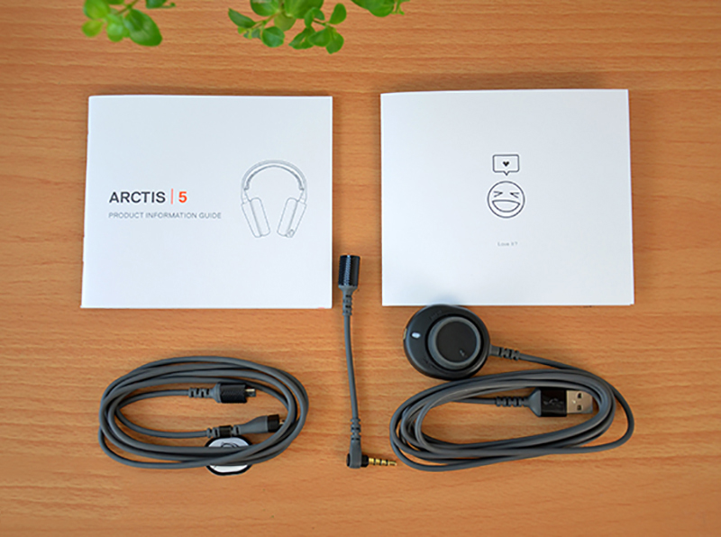 Chiếc tai nghe SteelSeries Arctis 5 2